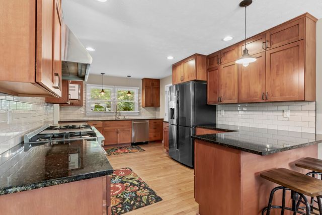 5382 N Lakewood Drive, Springfield, MO 65803