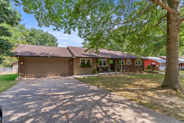 5382 N Lakewood Drive, Springfield, MO 65803