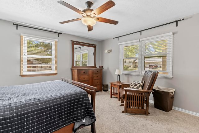 5382 N Lakewood Drive, Springfield, MO 65803