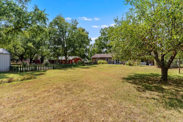 5382 N Lakewood Drive, Springfield, MO 65803