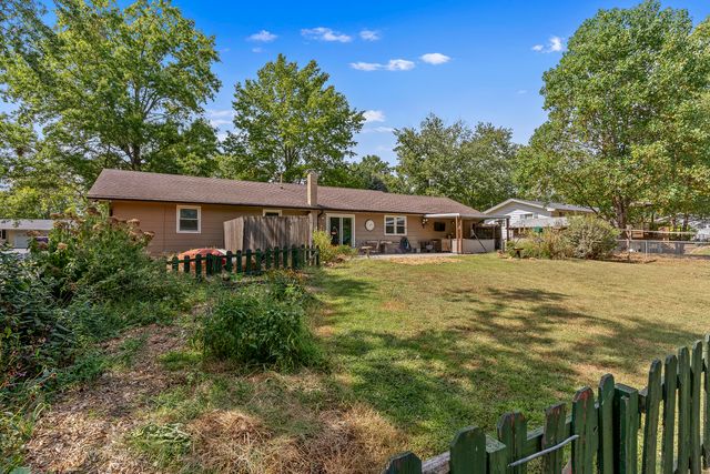 5382 N Lakewood Drive, Springfield, MO 65803