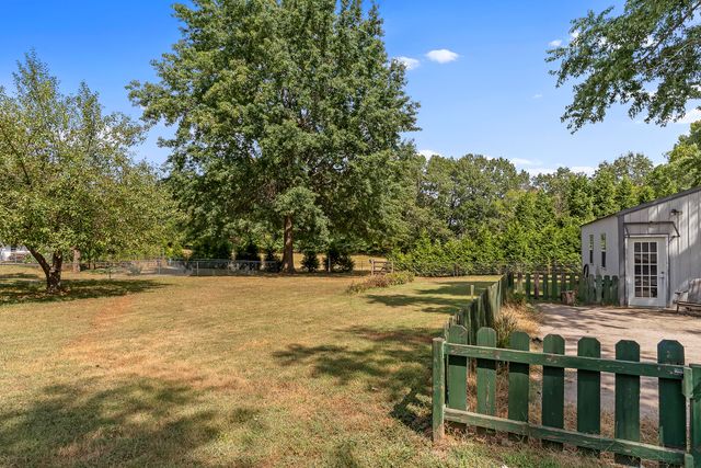 5382 N Lakewood Drive, Springfield, MO 65803