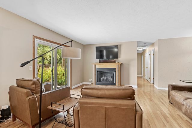 5382 N Lakewood Drive, Springfield, MO 65803