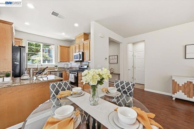 9424 Dunbar Dr, Oakland, CA 94603