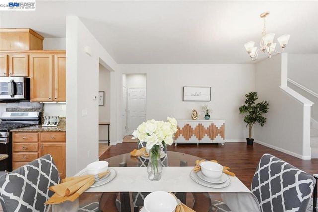 9424 Dunbar Dr, Oakland, CA 94603