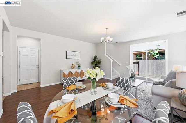 9424 Dunbar Dr, Oakland, CA 94603