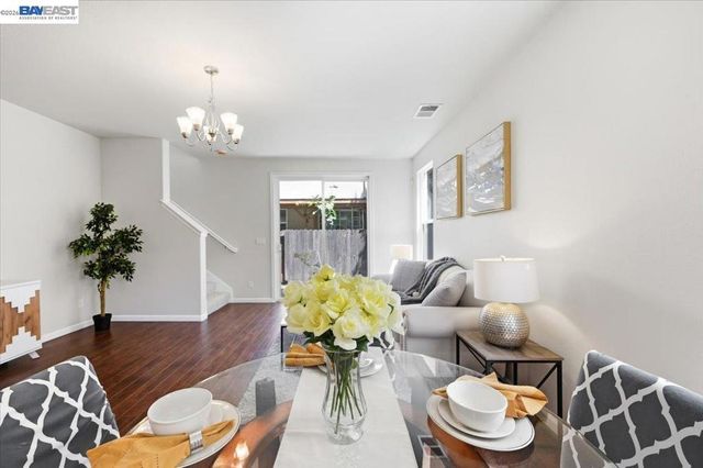 9424 Dunbar Dr, Oakland, CA 94603