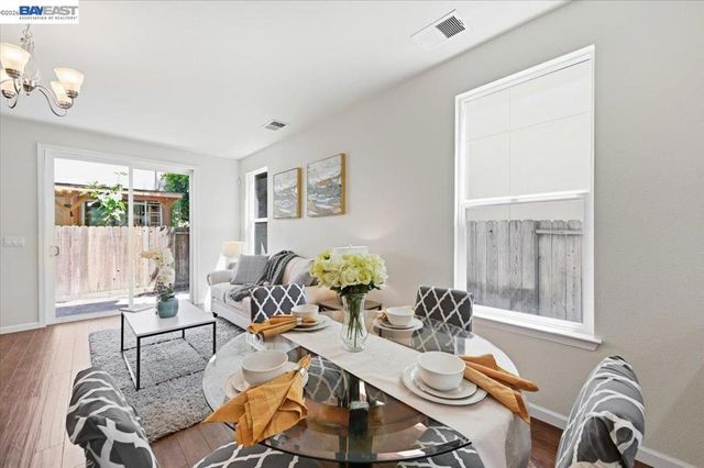 9424 Dunbar Dr, Oakland, CA 94603