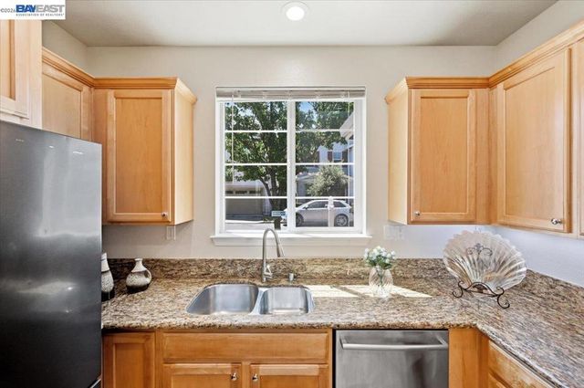 9424 Dunbar Dr, Oakland, CA 94603