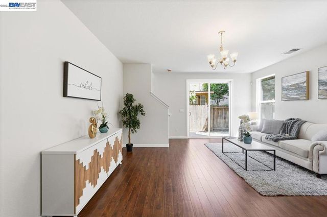 9424 Dunbar Dr, Oakland, CA 94603