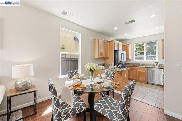 9424 Dunbar Dr, Oakland, CA 94603