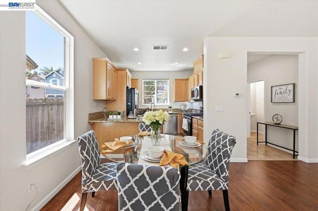 9424 Dunbar Dr, Oakland, CA 94603