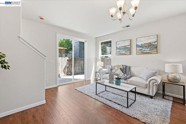 9424 Dunbar Dr, Oakland, CA 94603