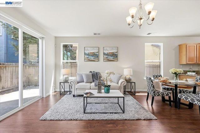 9424 Dunbar Dr, Oakland, CA 94603