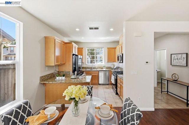 9424 Dunbar Dr, Oakland, CA 94603