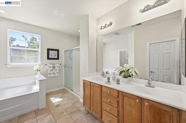 9424 Dunbar Dr, Oakland, CA 94603