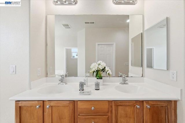 9424 Dunbar Dr, Oakland, CA 94603