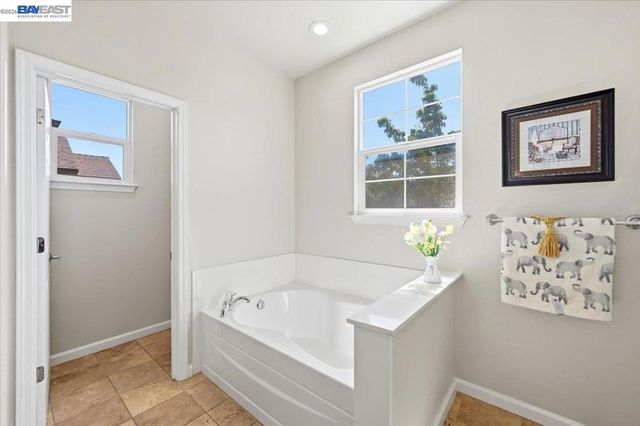 9424 Dunbar Dr, Oakland, CA 94603