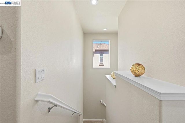 9424 Dunbar Dr, Oakland, CA 94603