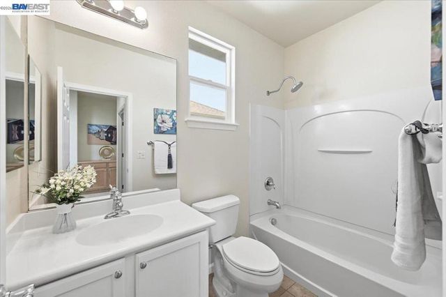 9424 Dunbar Dr, Oakland, CA 94603