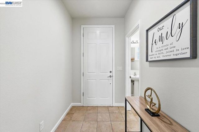 9424 Dunbar Dr, Oakland, CA 94603