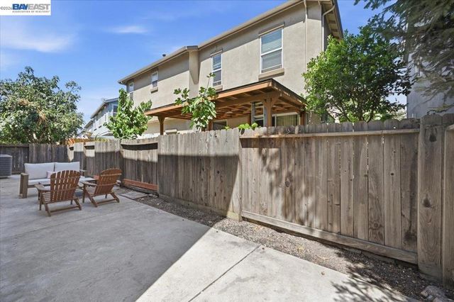 9424 Dunbar Dr, Oakland, CA 94603