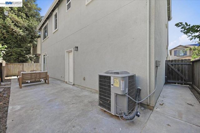 9424 Dunbar Dr, Oakland, CA 94603