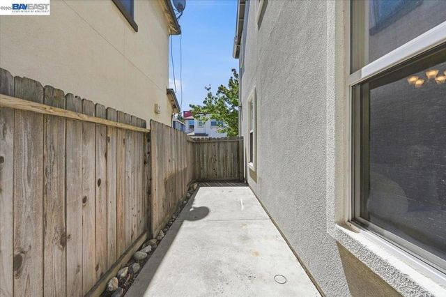 9424 Dunbar Dr, Oakland, CA 94603