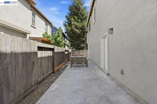 9424 Dunbar Dr, Oakland, CA 94603
