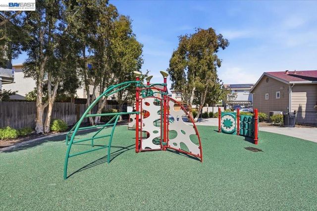 9424 Dunbar Dr, Oakland, CA 94603