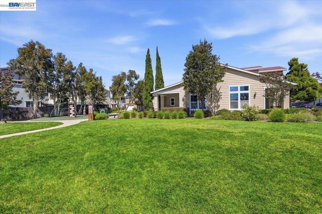 9424 Dunbar Dr, Oakland, CA 94603