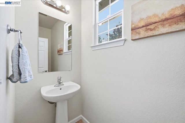 9424 Dunbar Dr, Oakland, CA 94603