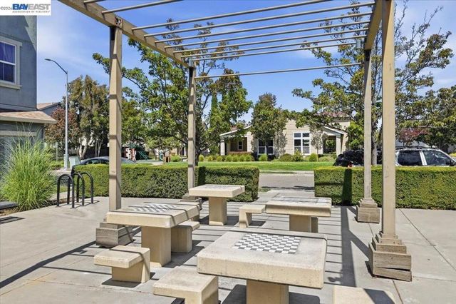 9424 Dunbar Dr, Oakland, CA 94603