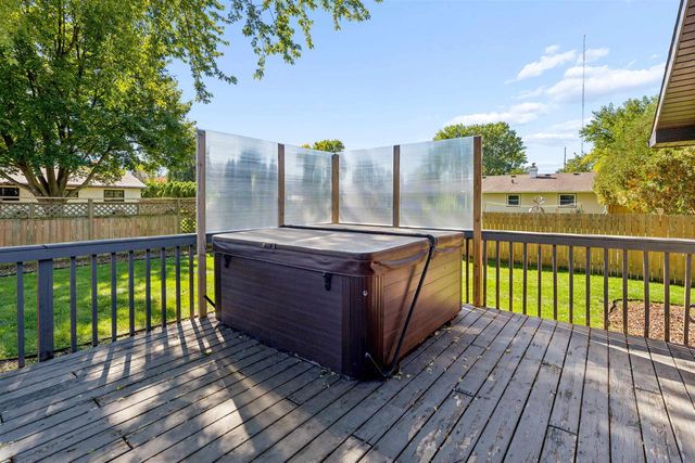 915 BAVARIAN COURT, Oshkosh, WI 54901