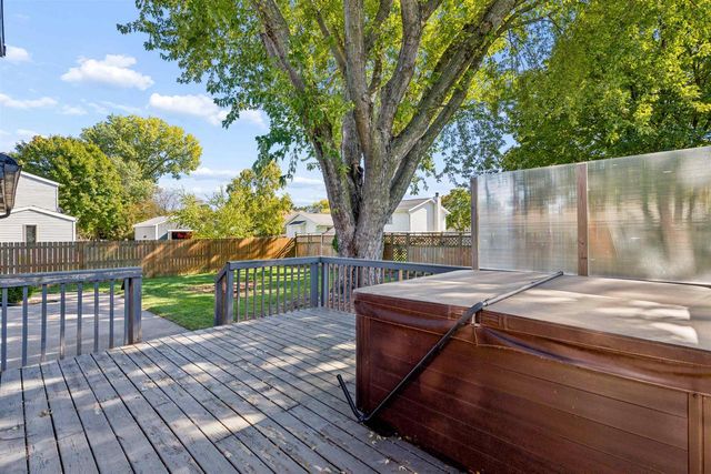 915 BAVARIAN COURT, Oshkosh, WI 54901