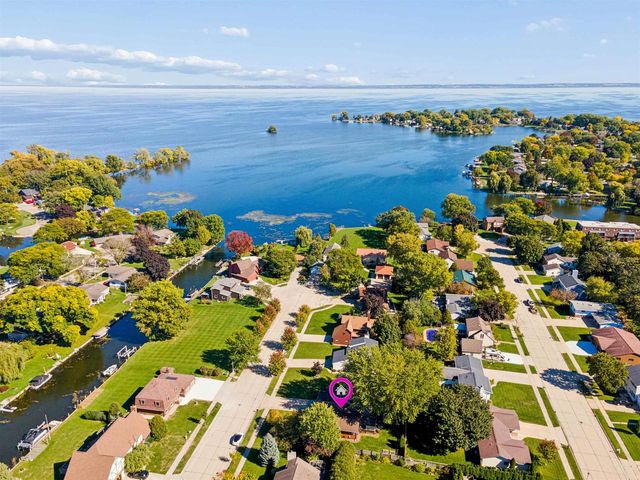 915 BAVARIAN COURT, Oshkosh, WI 54901