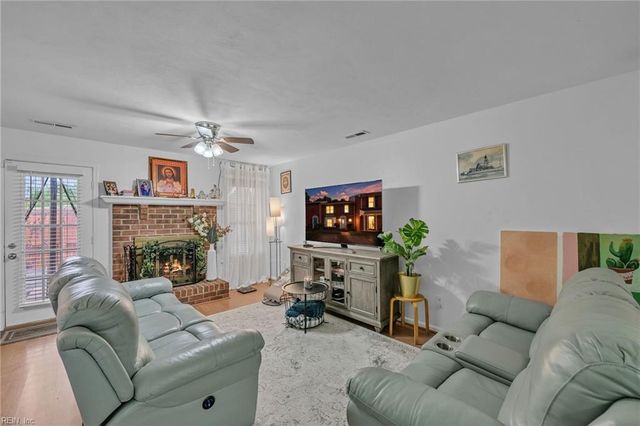 5302 Brookstone LN, Virginia Beach, VA 23455