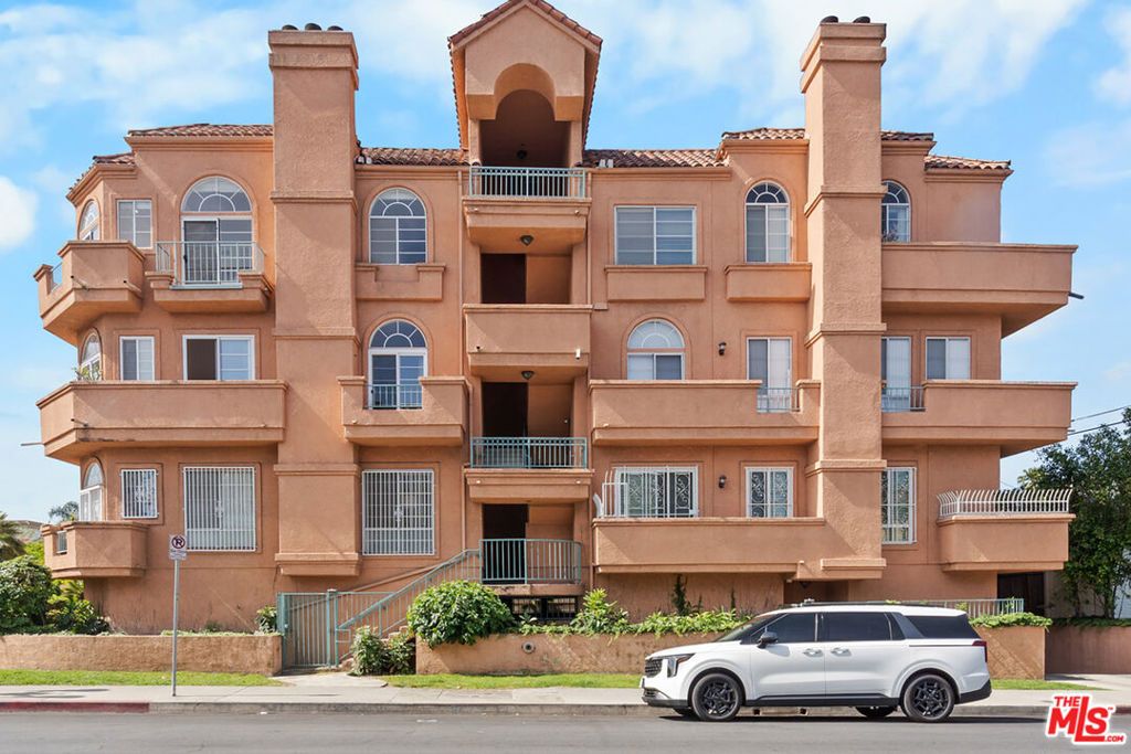 Image 1 of property listing at 801 Lorraine Boulevard 301, Los Angeles, CA 90005