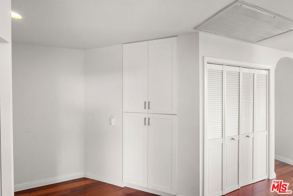 Image 10 of property listing at 801 Lorraine Boulevard 301, Los Angeles, CA 90005