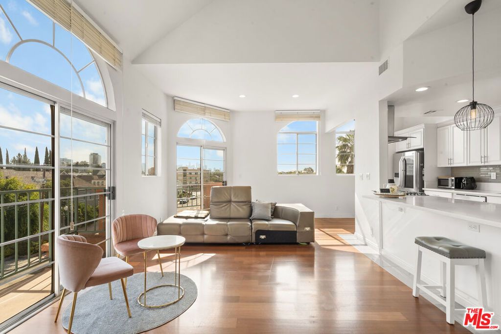 Image 12 of property listing at 801 Lorraine Boulevard 301, Los Angeles, CA 90005