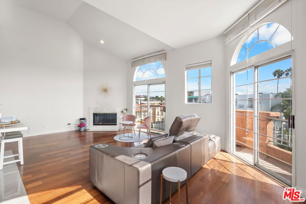 Image 15 of property listing at 801 Lorraine Boulevard 301, Los Angeles, CA 90005