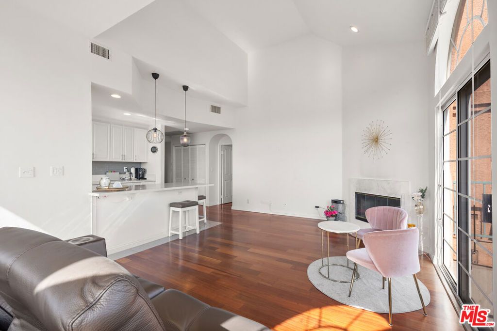 Image 16 of property listing at 801 Lorraine Boulevard 301, Los Angeles, CA 90005