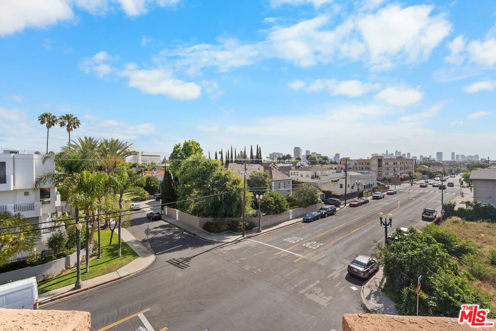Image 17 of property listing at 801 Lorraine Boulevard 301, Los Angeles, CA 90005