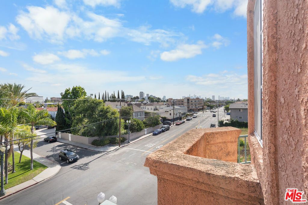 Image 18 of property listing at 801 Lorraine Boulevard 301, Los Angeles, CA 90005
