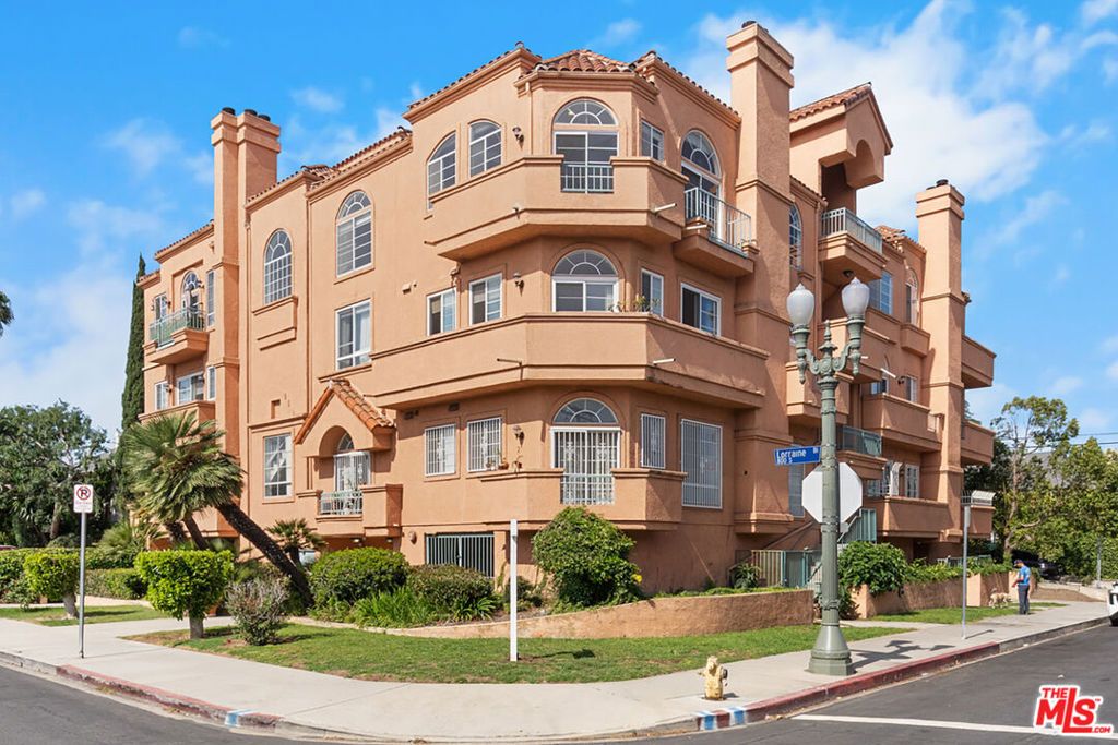 Image 2 of property listing at 801 Lorraine Boulevard 301, Los Angeles, CA 90005