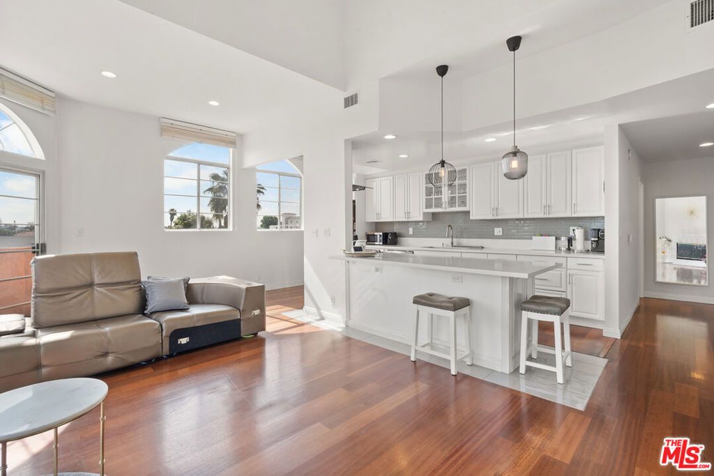 Image 20 of property listing at 801 Lorraine Boulevard 301, Los Angeles, CA 90005