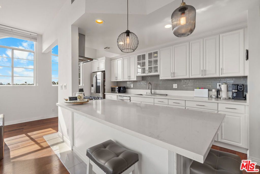 Image 21 of property listing at 801 Lorraine Boulevard 301, Los Angeles, CA 90005