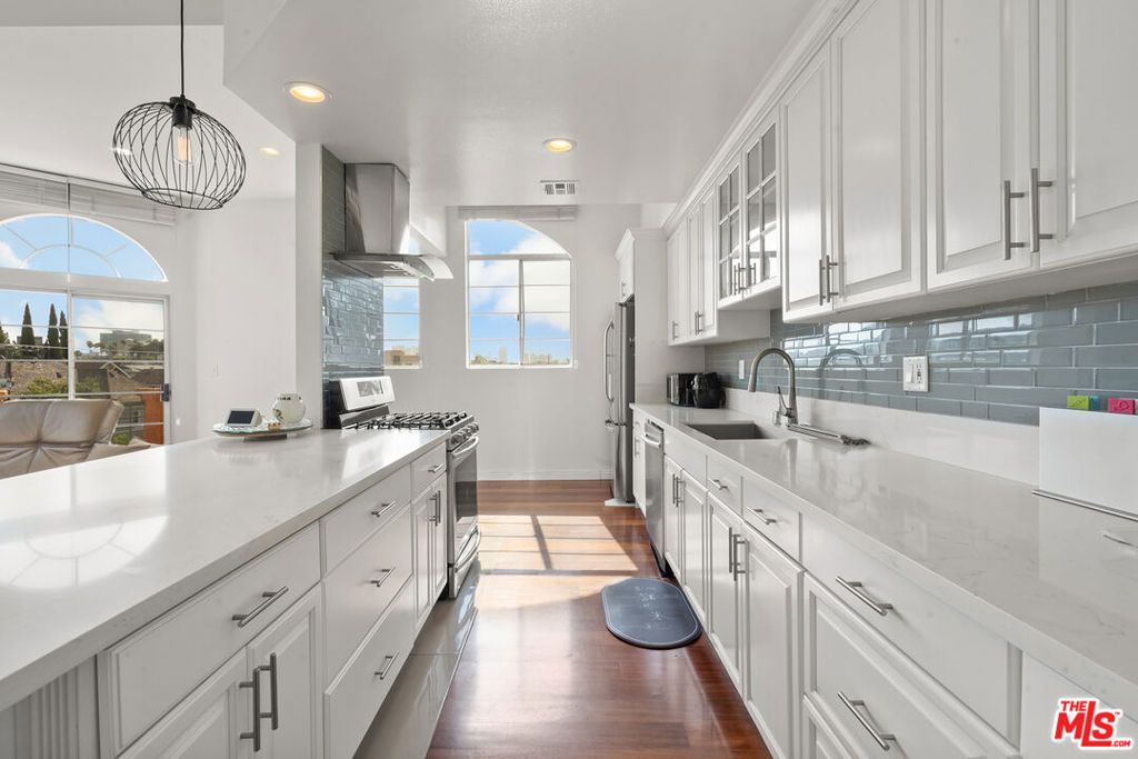 Image 22 of property listing at 801 Lorraine Boulevard 301, Los Angeles, CA 90005