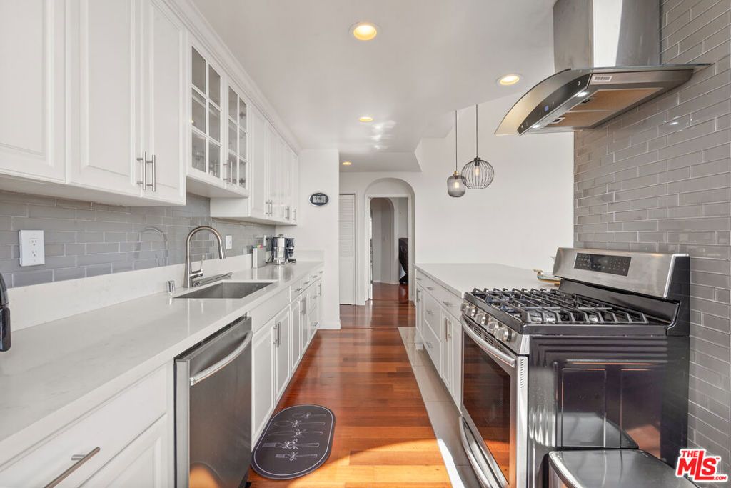 Image 23 of property listing at 801 Lorraine Boulevard 301, Los Angeles, CA 90005