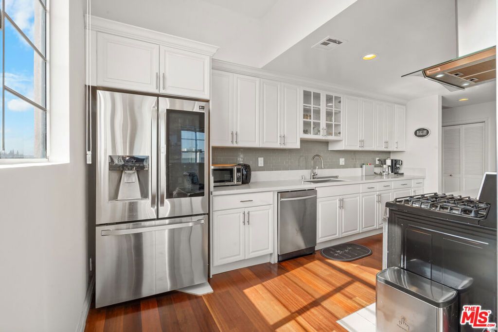 Image 24 of property listing at 801 Lorraine Boulevard 301, Los Angeles, CA 90005